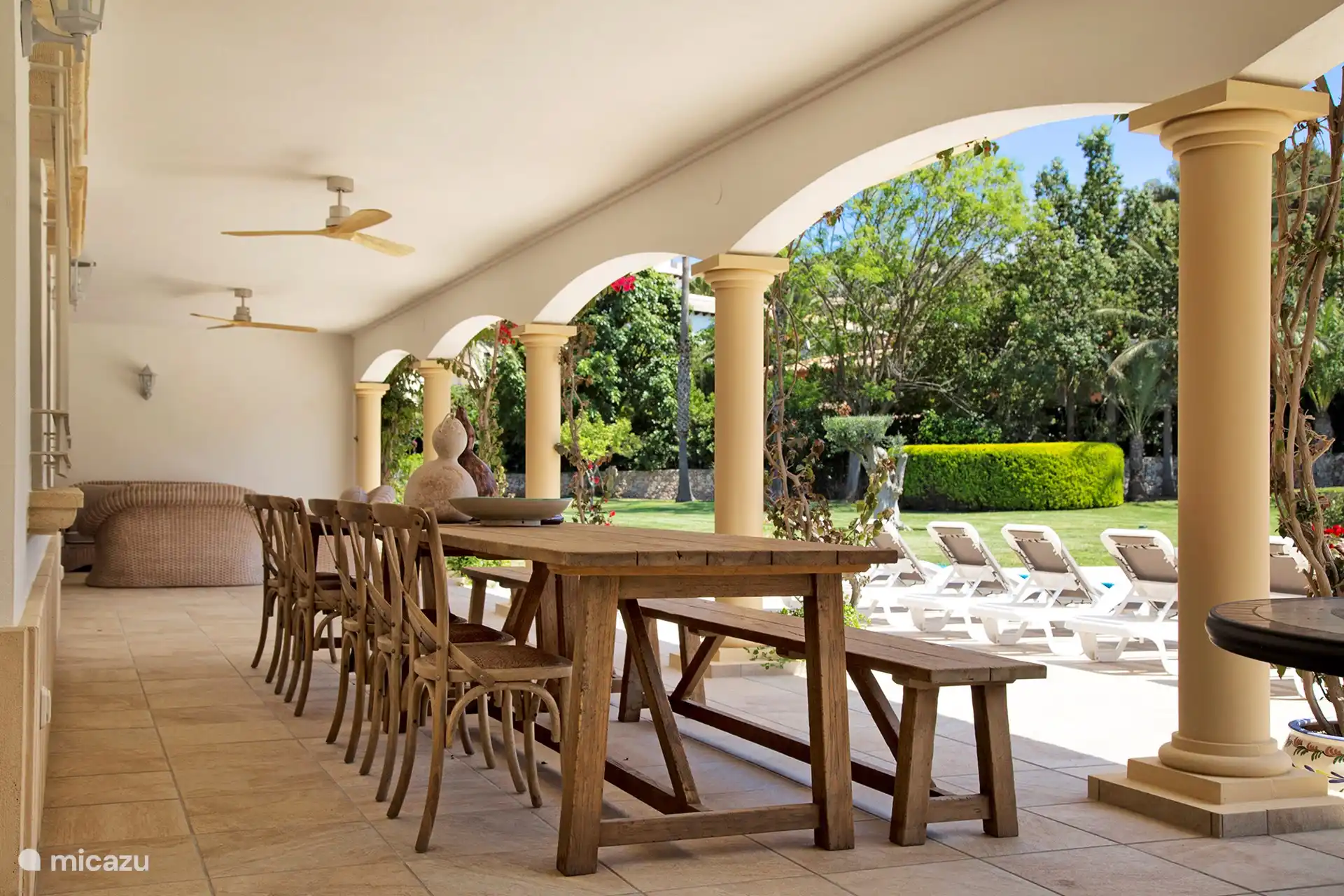 Große Esstische unter Baldachin