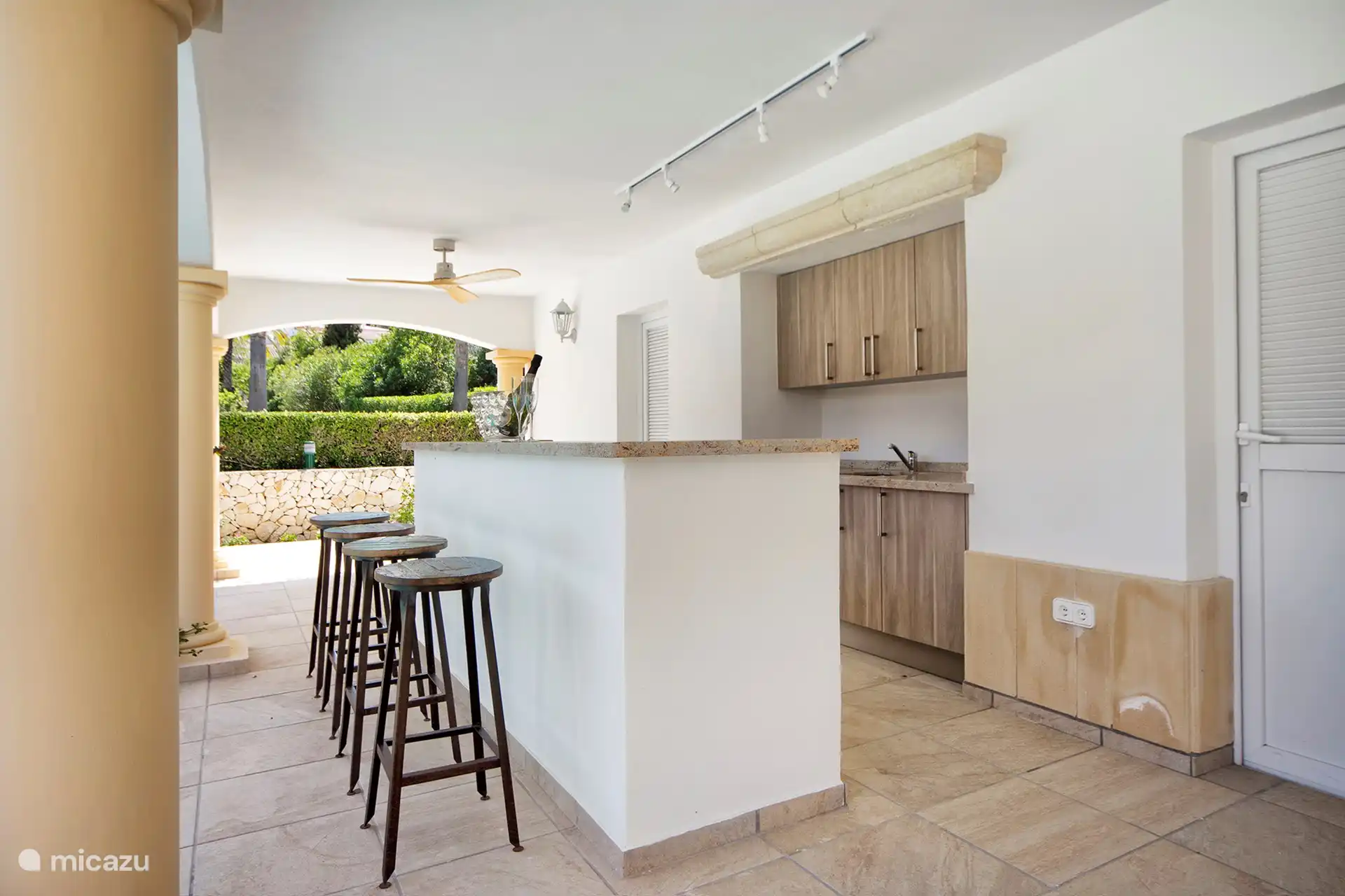 Außenküche inkl. 2x Badezimmer mit Dusche und WC