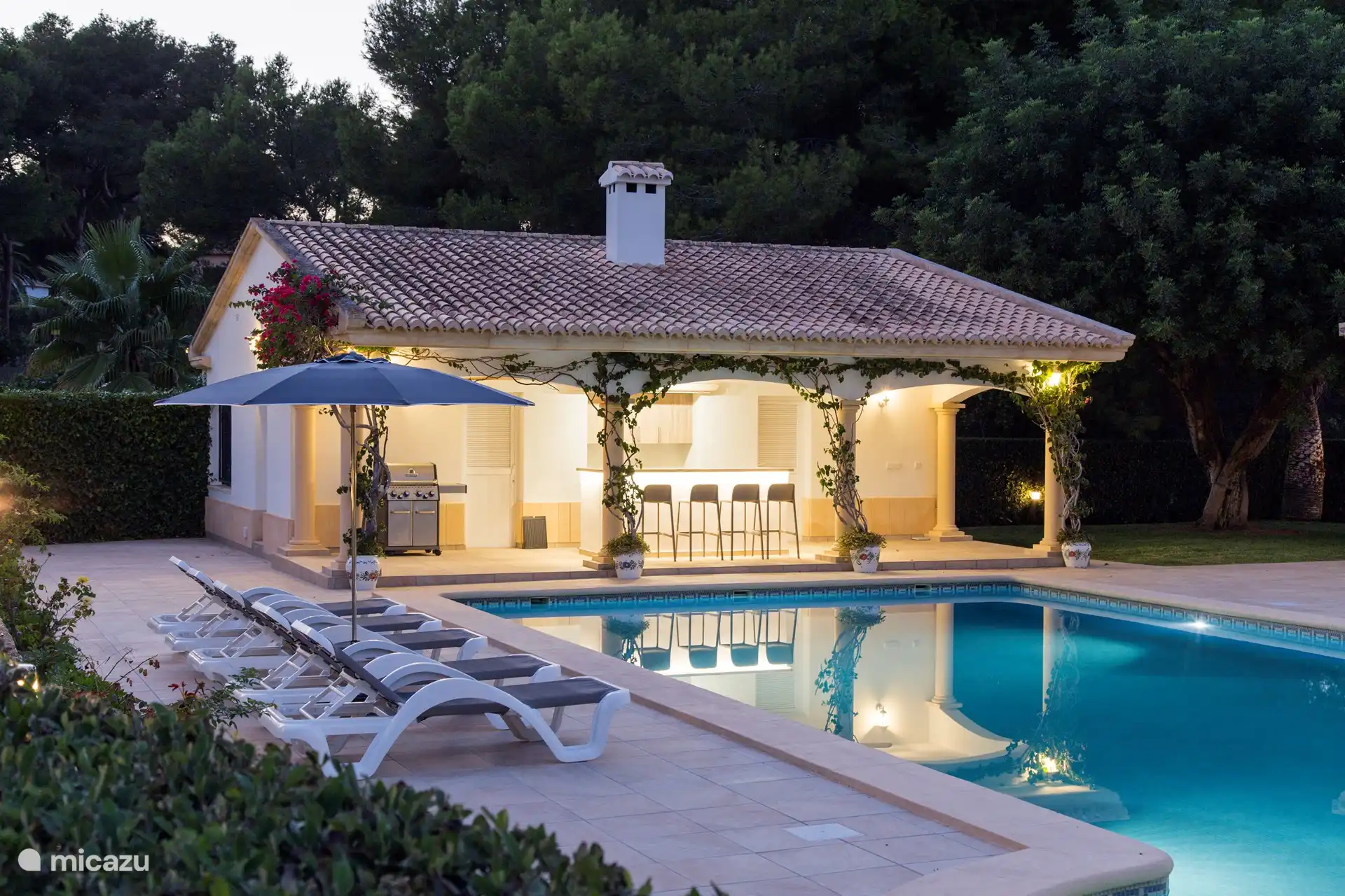 Außenküche bei Nacht