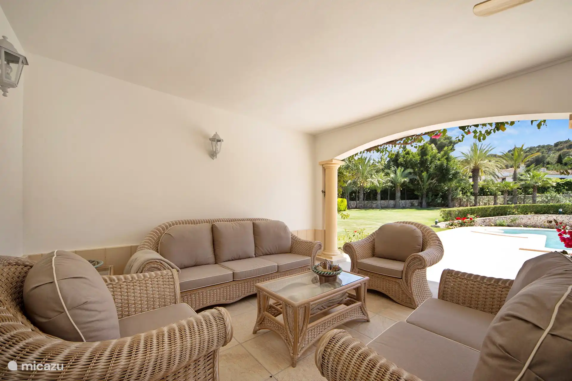 Lounge-Set unter Baldachin