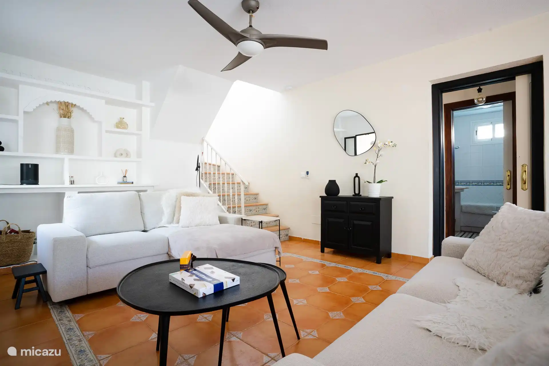 Salón y escaleras segundo piso