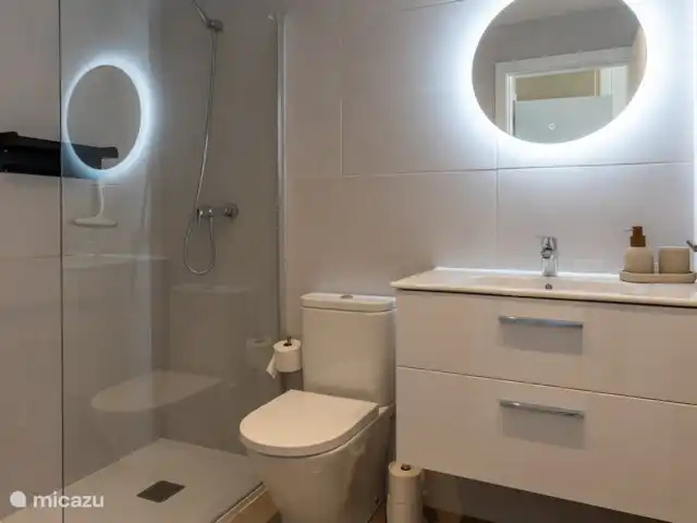 Jardins de fleurs Estepona | Espagne, Costa del Sol, Estepona - appartement Salle de bain avec douche