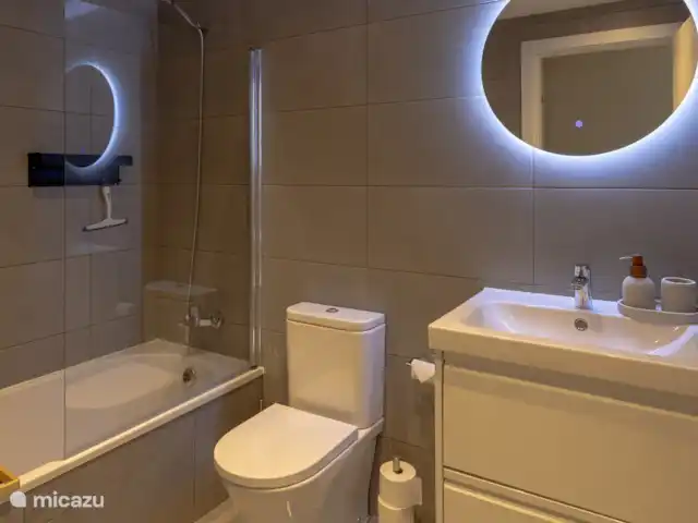 Jardins de fleurs Estepona | Espagne, Costa del Sol, Estepona - appartement salle de bain avec baignoire