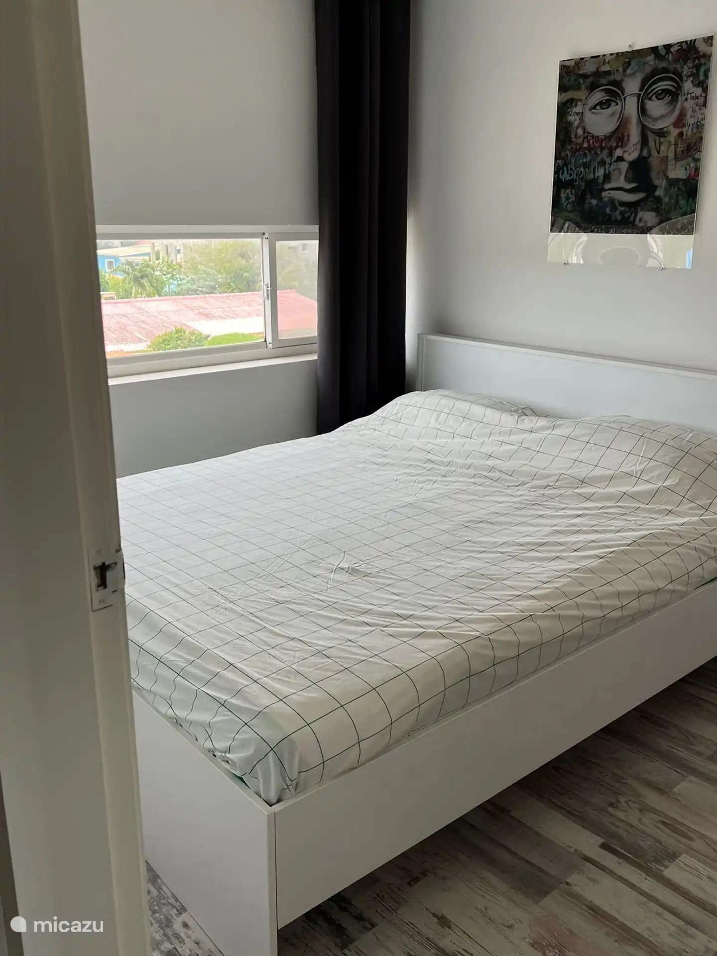 Das Schlafzimmer verfügt über Schränke und einen Smart-TV, auf dem Sie abends Netflix genießen können.