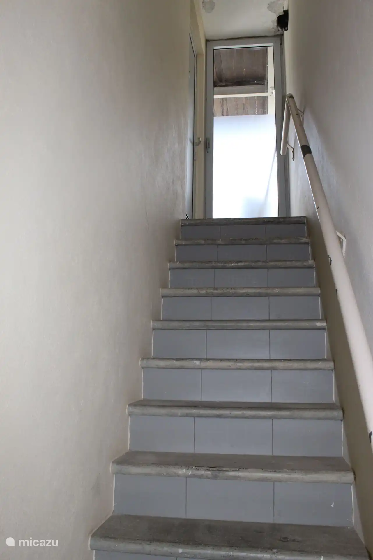 Die Wohnung ist über die Treppe erreichbar.