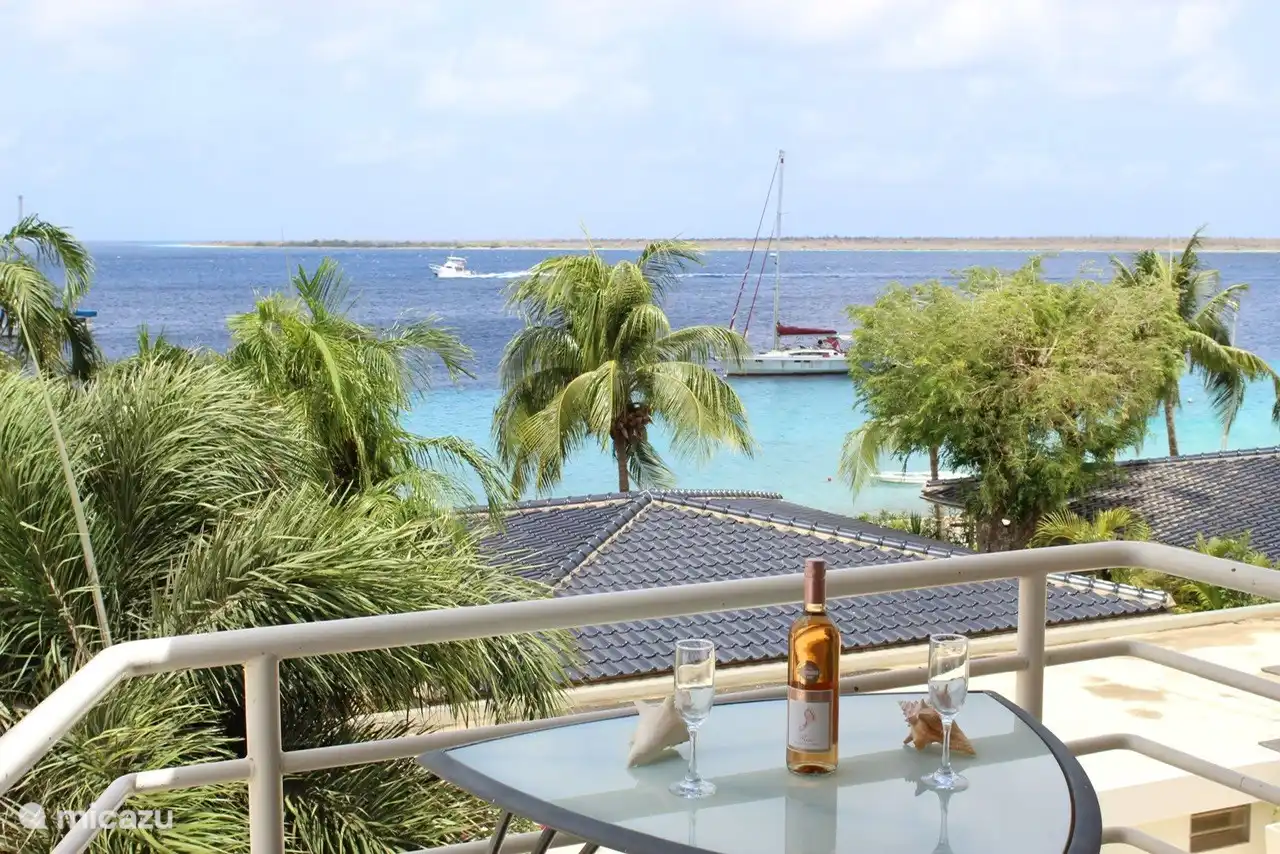 Genießen Sie ein Getränk und einen Snack mit der schönen Aussicht,  