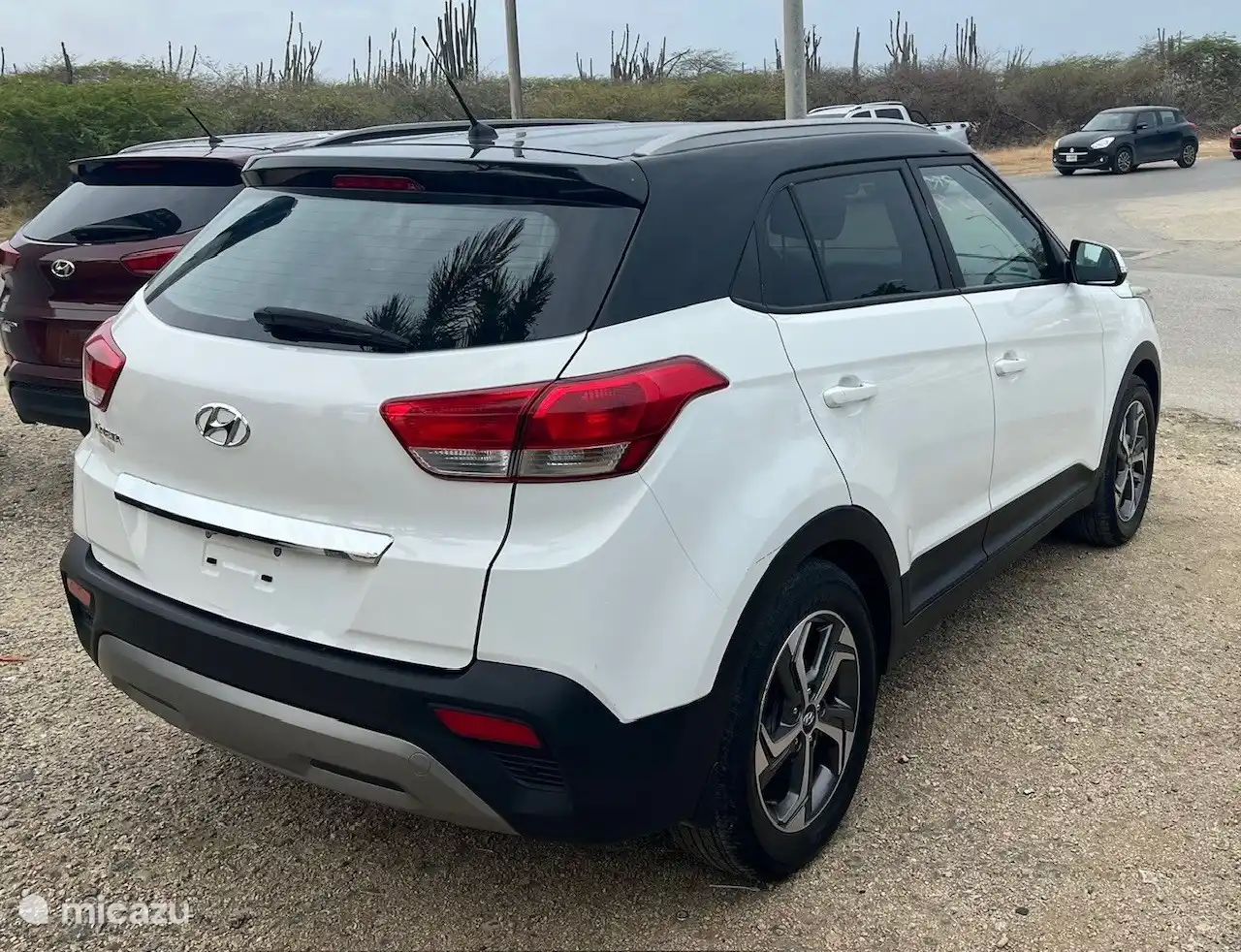 Ihr Mietwagen wartet beim Check-in auf Sie und ist ein Automatikwagen.