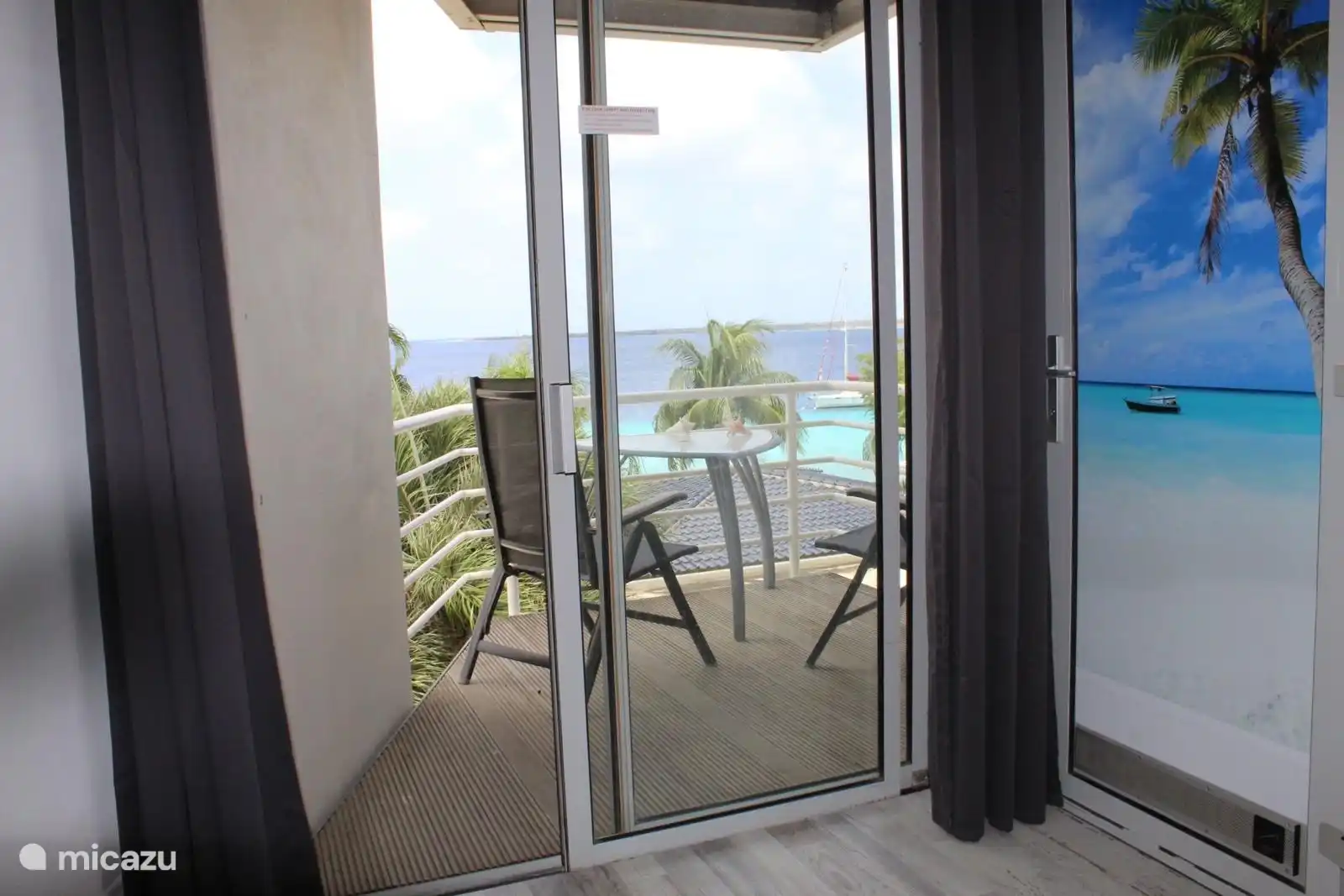 Vom Wohnzimmer aus, während Sie Netflix schauen, können Sie die Boote und Jetskis vorbeifahren sehen.