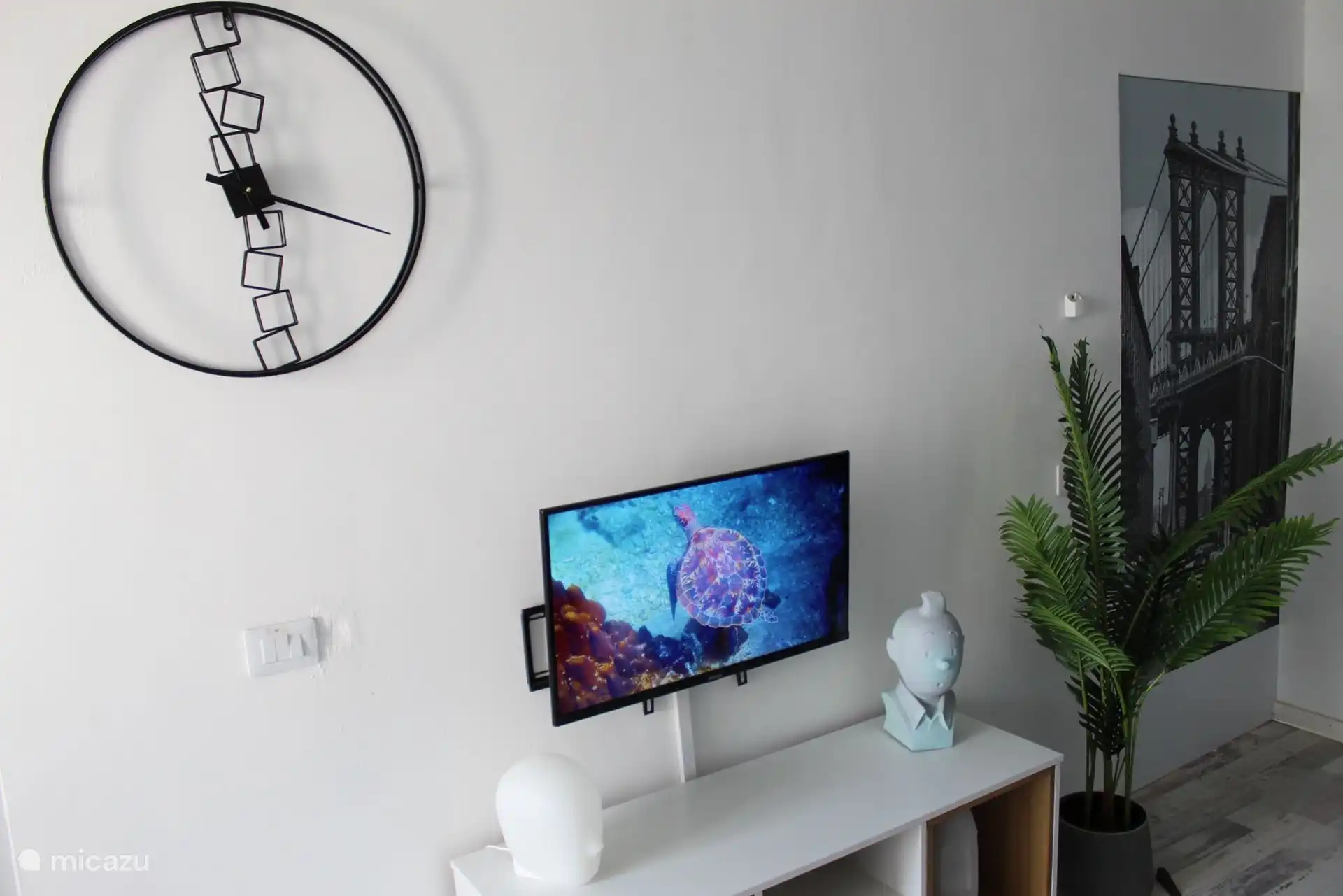 Es gibt 2 Smart-TVs, einen im Wohnzimmer und einen im Schlafzimmer, wo Sie in Ruhe einen Netflix-Film ansehen können,