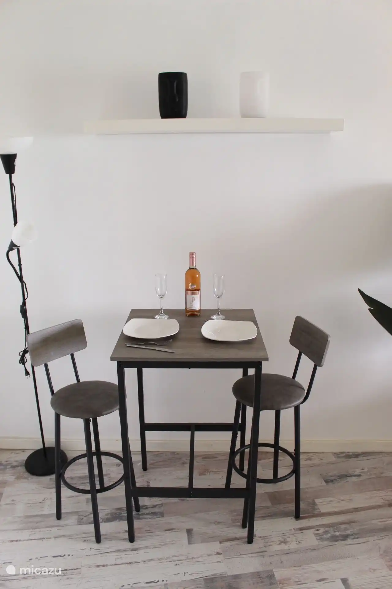 Gemütlicher Happen zu essen im Wohnzimmer - Küche