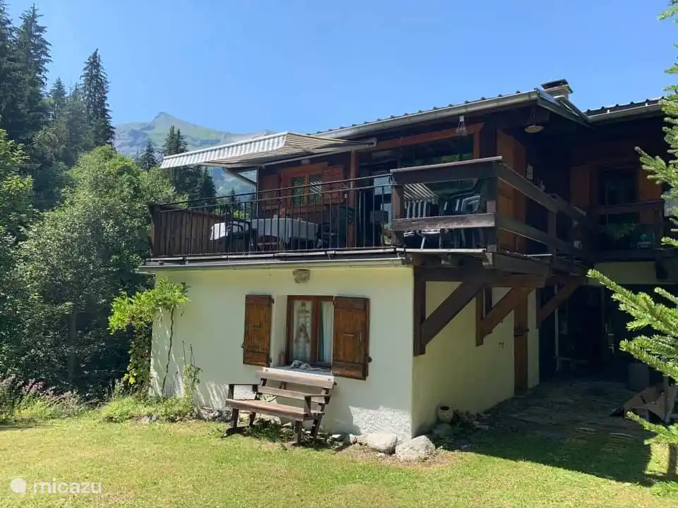 Nebenhaus mit geräumigen Balkoneinfassungen, wo Sie in der Sonne frühstücken können.