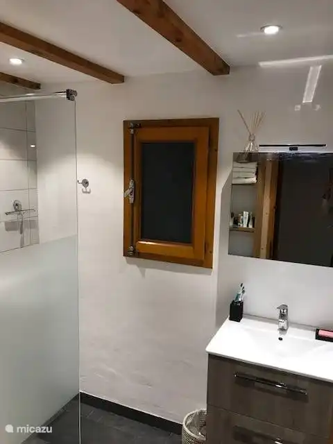 Badezimmer mit geräumiger Dusche und Waschbecken