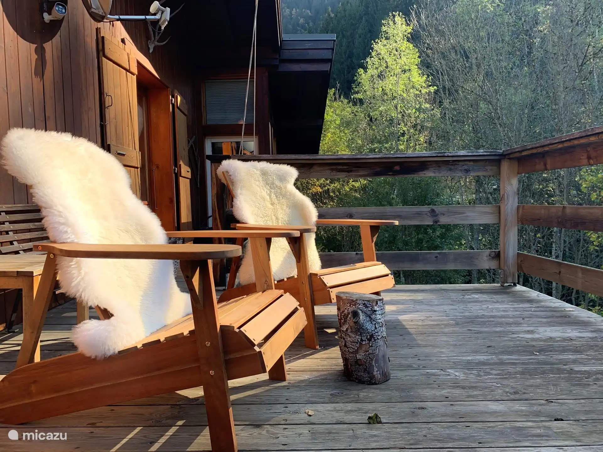 Großer Balkon neben dem Wohnzimmer mit freiem Blick und ohne Blick von der Straße.