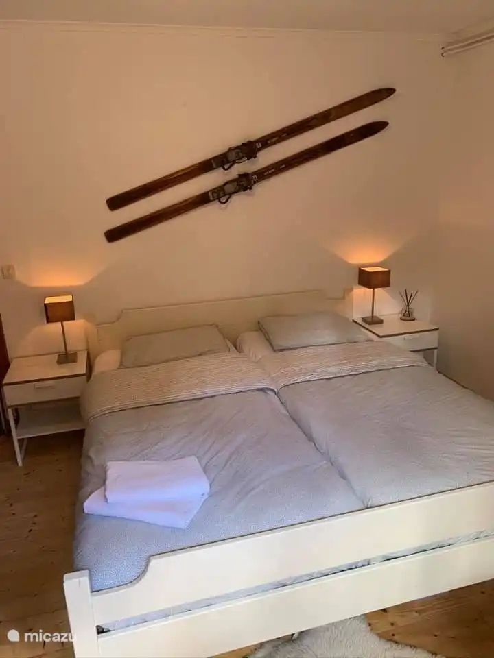 Doppelbett mit 2 getrennten Matratzen und Bettdecken
