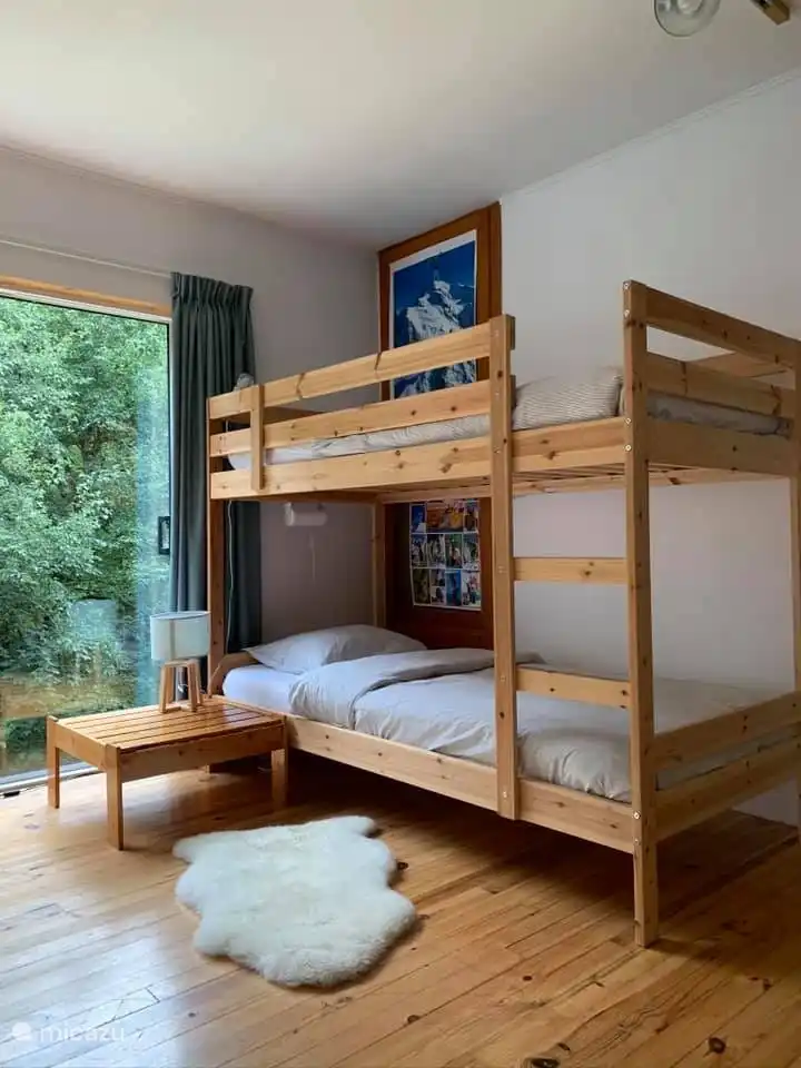 Großes Schlafzimmer/ Spielzimmer (ehemalige Werkstatt) mit 2 Etagenbetten, Tisch und Waschbecken
