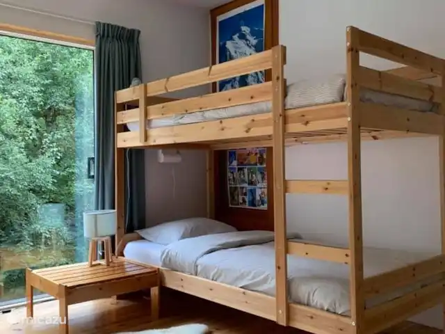 Le Hibou Vert  | France, Haute-Savoie, Saint-Gervais-les-Bains - maison de vacances Grande chambre / salle de jeux (ancien atelier) avec 2 lits superposés, table et lavabo