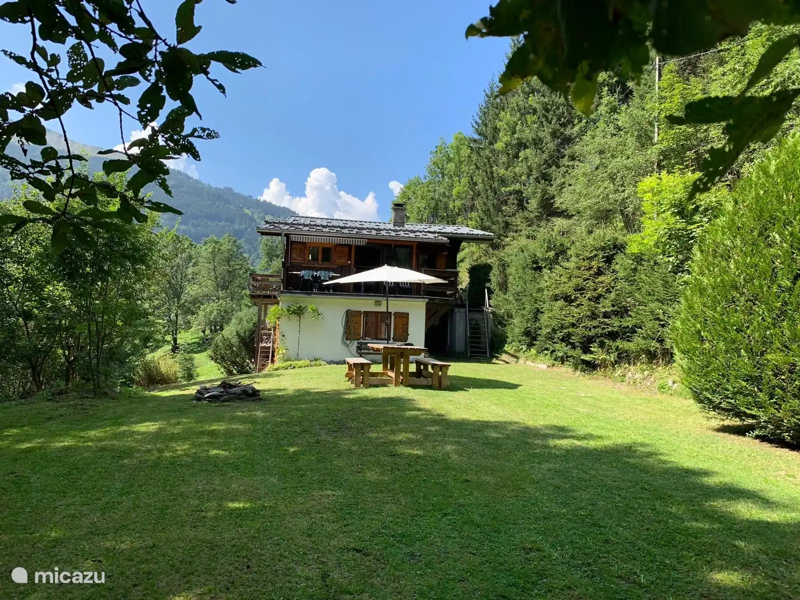Einfamilienhaus auf einem Grundstück von ca. 1600 m2 angrenzend an einen Bach und eine Sackgasse.