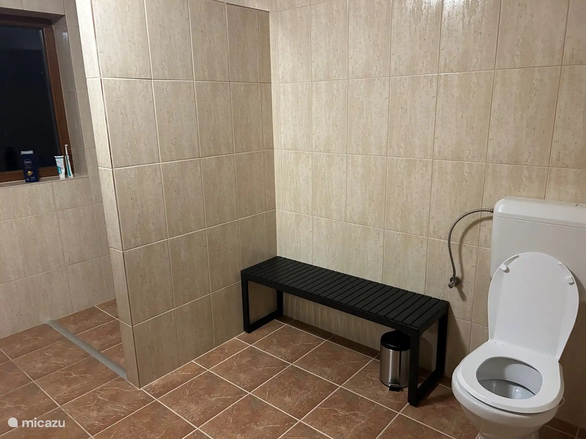 Il y a des toilettes dans chaque douche (il y a aussi des toilettes séparées au rez-de-chaussée