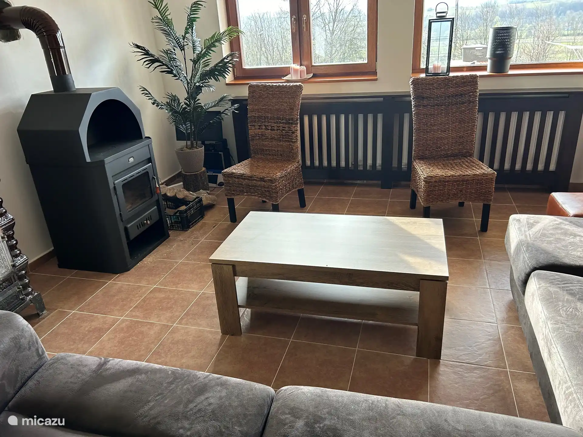 Une partie du salon qui, en plus d’un poêle à bois (suffisamment de bois disponible et inclus), dispose également du chauffage central