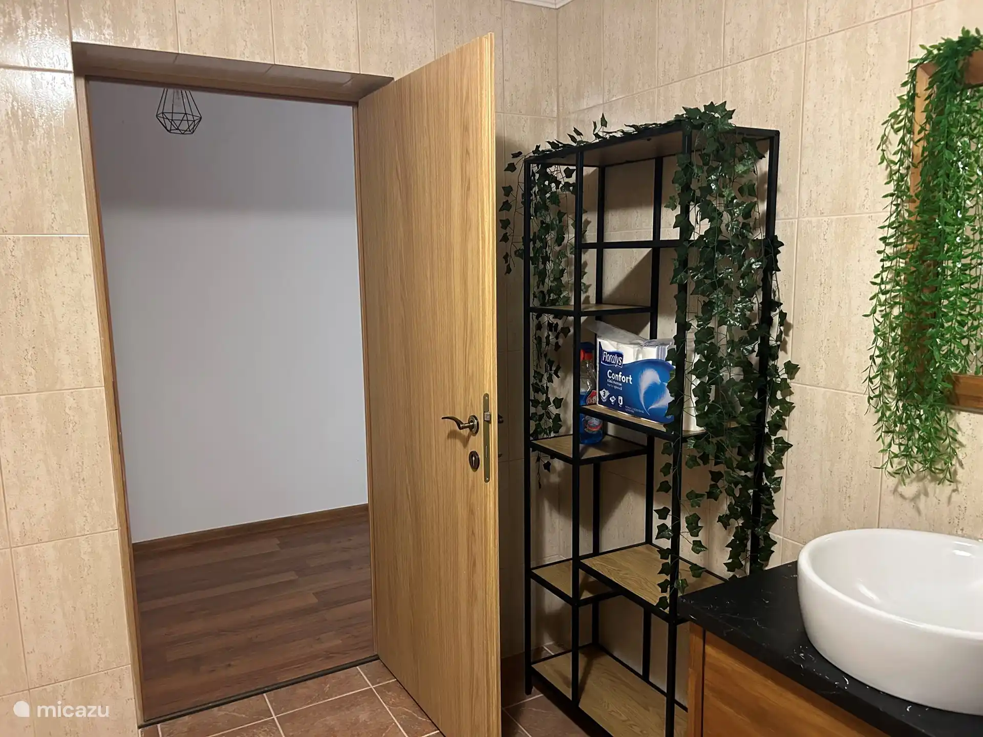 L’une des trois douches avec toilettes et douche