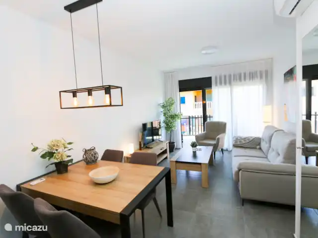 Marau Beach Resort met zeezicht huren in Spanje, Costa Cálida, San Javier - appartement De luxe woonkamer met de eettafel en eetkamerstoelen.