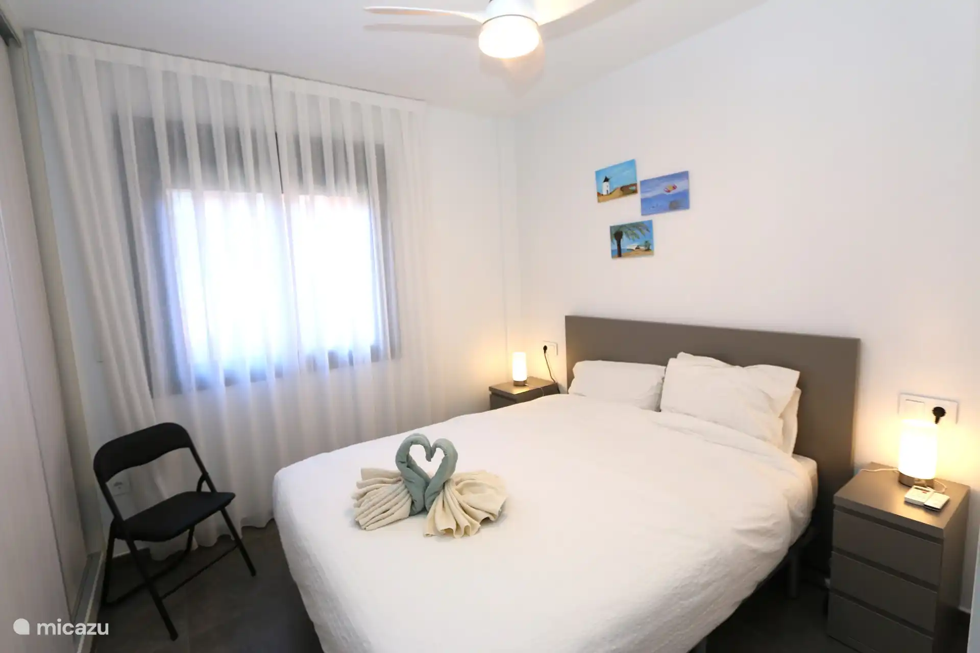 The bedroom with the double bed (160 x 200).