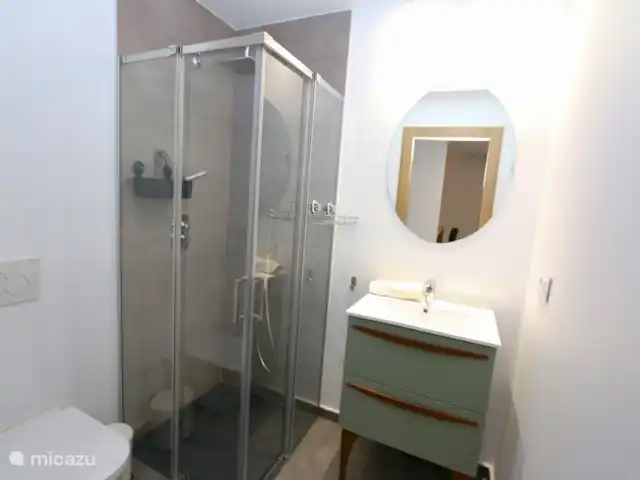 Marau Beach Resort met zeezicht huren in Spanje, Costa Cálida, San Javier - appartement De douchecabine, wastadel en toilet van één van de twee badkamers.
