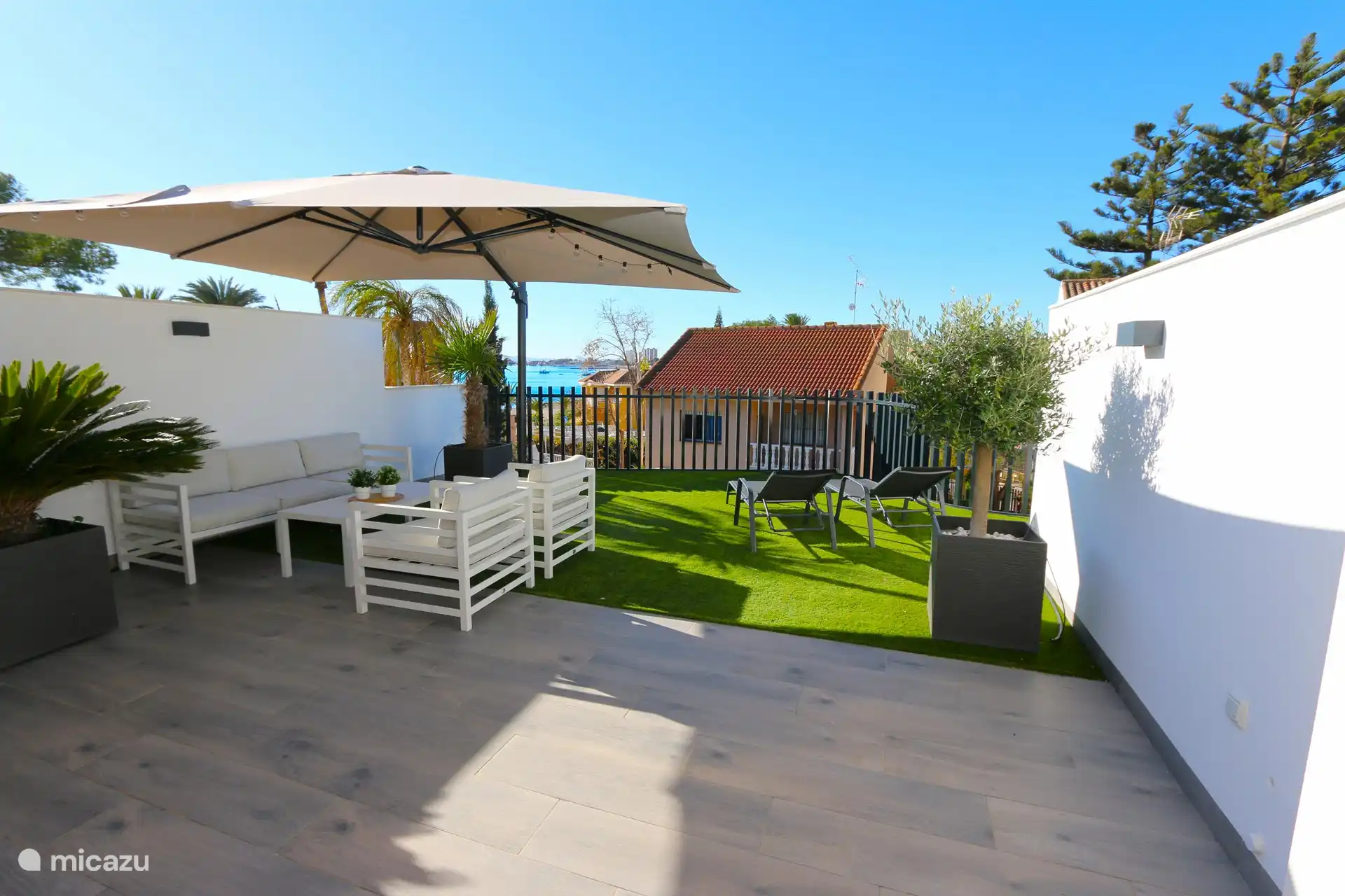 The spacious private roof terrace with lounge, attractive decoration, outdoor kitchen and garden furniture for atmospheric dining, for example.