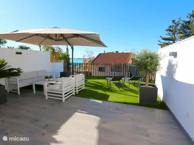Marau Beach Resort met zeezicht huren in Spanje, Costa Cálida, San Javier - appartement Het riante privé dakterras met lounge, sfeervolle aankleding, buitenkeuken en tuinmeubilair om bijvoorbeeld sfeervol te dineren.