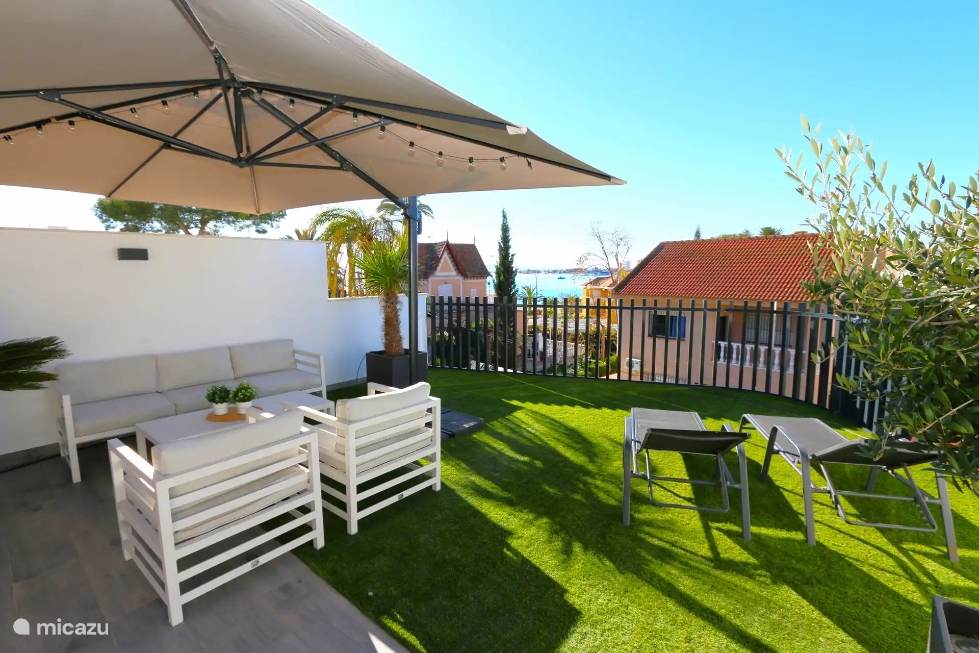 The spacious private roof terrace with lounge, attractive decoration, outdoor kitchen and garden furniture for atmospheric dining, for example.