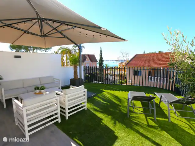 Marau Beach Resort met zeezicht huren in Spanje, Costa Cálida, San Javier - appartement Het riante privé dakterras met lounge, sfeervolle aankleding, buitenkeuken en tuinmeubilair om bijvoorbeeld sfeervol te dineren.