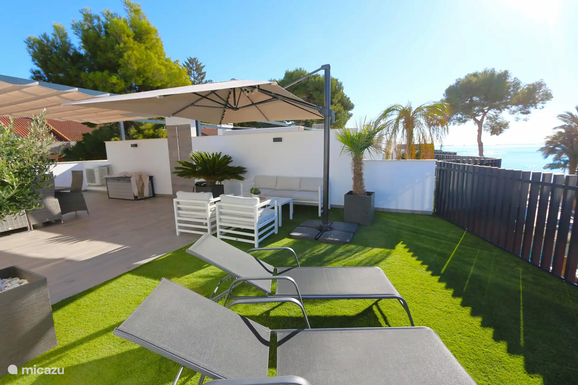 The spacious private roof terrace with lounge, attractive decoration, outdoor kitchen and garden furniture for atmospheric dining, for example.