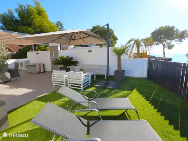 Marau Beach Resort met zeezicht huren in Spanje, Costa Cálida, San Javier - appartement Het riante privé dakterras met lounge, sfeervolle aankleding, buitenkeuken en tuinmeubilair om bijvoorbeeld sfeervol te dineren.