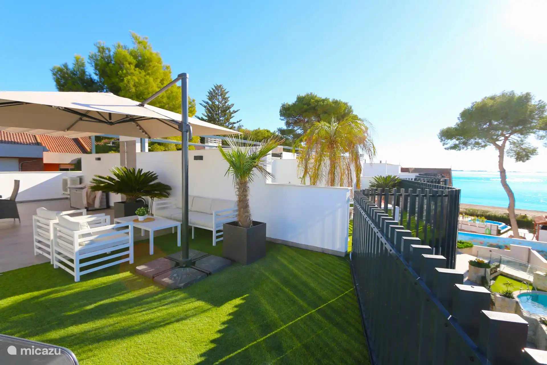 The spacious private roof terrace with lounge, attractive decoration, outdoor kitchen and garden furniture for atmospheric dining, for example.