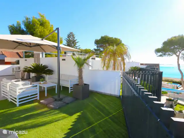 Marau Beach Resort met zeezicht huren in Spanje, Costa Cálida, San Javier - appartement Het riante privé dakterras met lounge, sfeervolle aankleding, buitenkeuken en tuinmeubilair om bijvoorbeeld sfeervol te dineren.