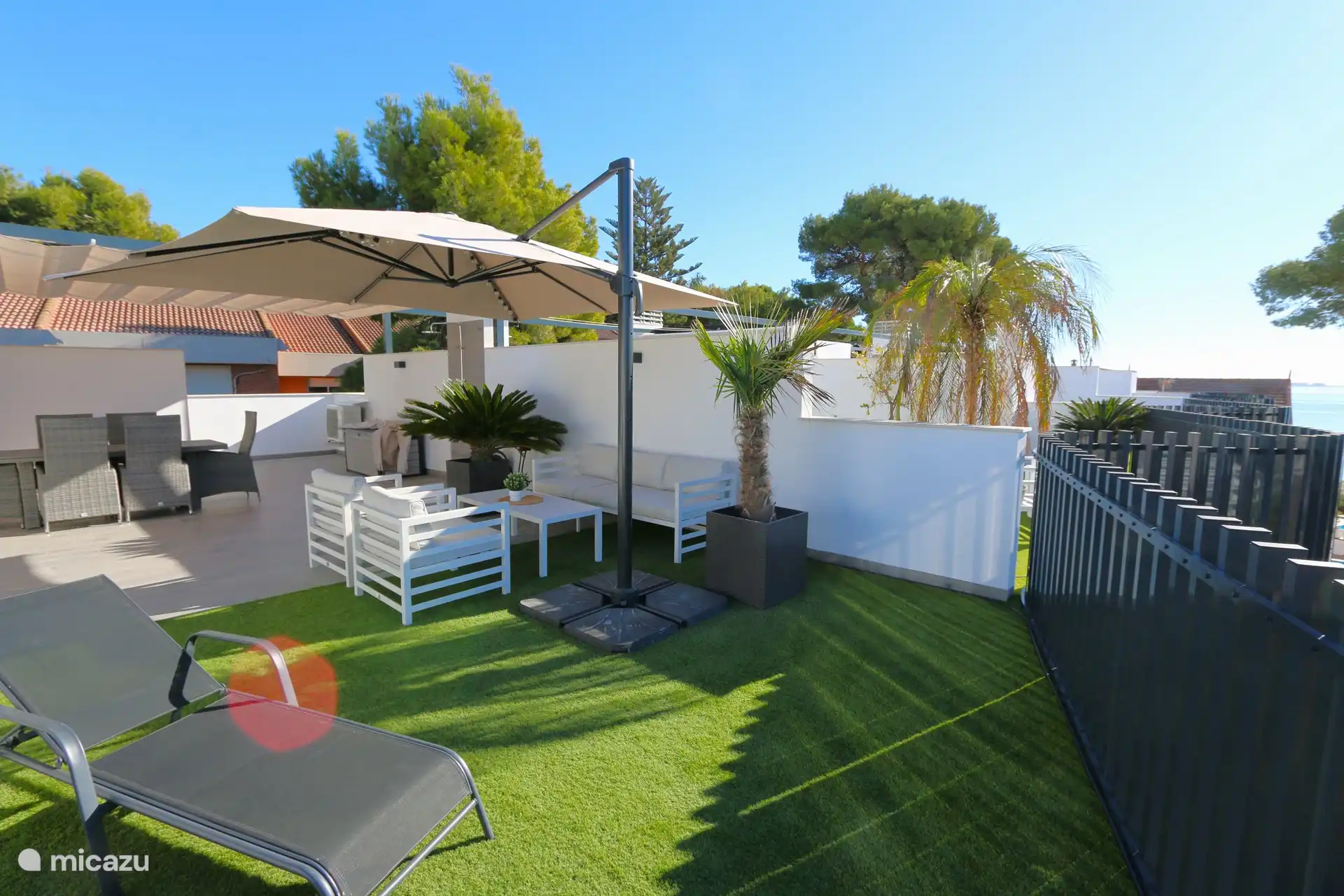 The spacious private roof terrace with lounge, attractive decoration, outdoor kitchen and garden furniture for atmospheric dining, for example.