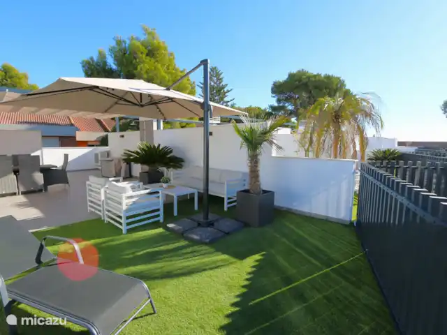 Marau Beach Resort met zeezicht huren in Spanje, Costa Cálida, San Javier - appartement Het riante privé dakterras met lounge, sfeervolle aankleding, buitenkeuken en tuinmeubilair om bijvoorbeeld sfeervol te dineren.