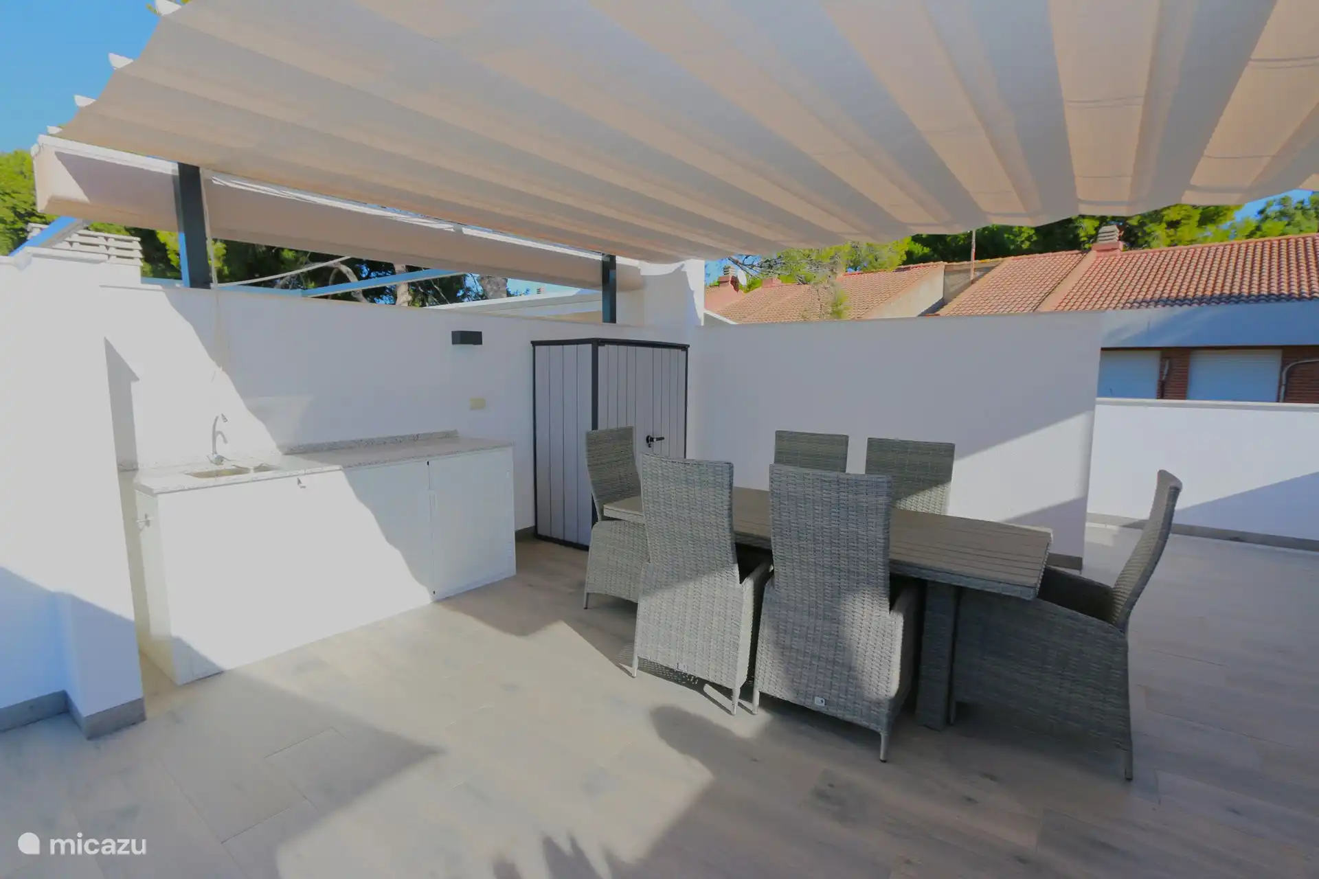 The spacious private roof terrace with lounge, attractive decoration, outdoor kitchen and garden furniture for atmospheric dining, for example.