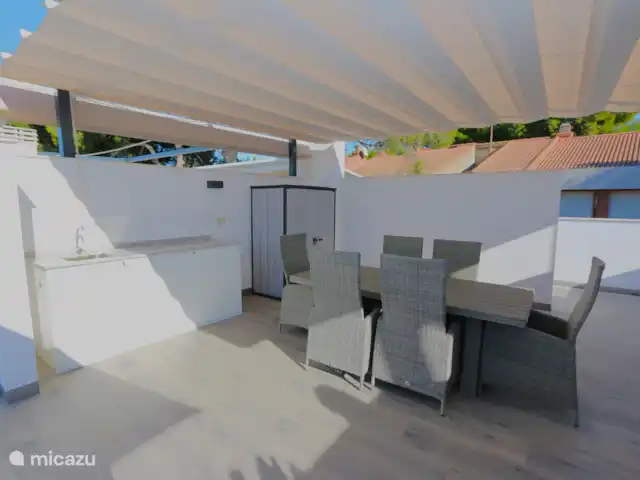 Marau Beach Resort met zeezicht huren in Spanje, Costa Cálida, San Javier - appartement Het riante privé dakterras met lounge, sfeervolle aankleding, buitenkeuken en tuinmeubilair om bijvoorbeeld sfeervol te dineren.