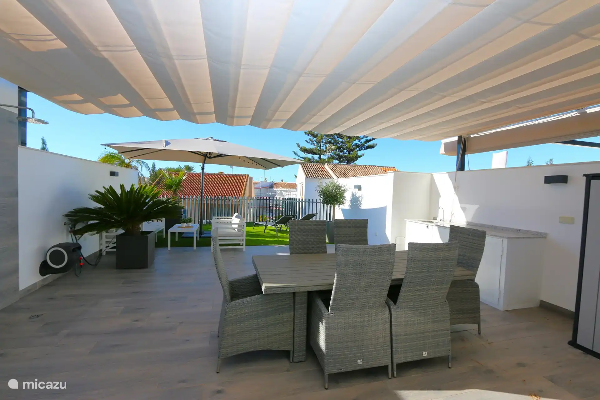 The spacious private roof terrace with lounge, attractive decoration, outdoor kitchen and garden furniture for atmospheric dining, for example.