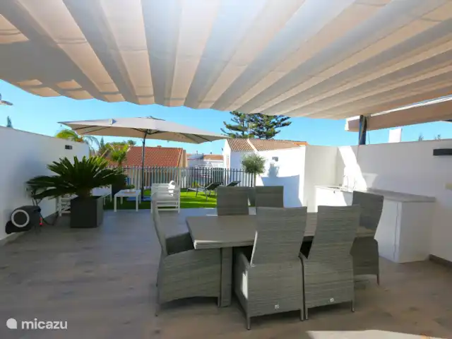 Marau Beach Resort met zeezicht huren in Spanje, Costa Cálida, San Javier - appartement Het riante privé dakterras met lounge, sfeervolle aankleding, buitenkeuken en tuinmeubilair om bijvoorbeeld sfeervol te dineren.
