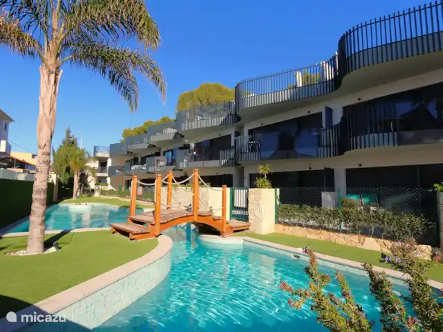 Marau Beach Resort met zeezicht huren in Spanje, Costa Cálida, San Javier - appartement Het gemeenschappelijk zwembad met houten brug.