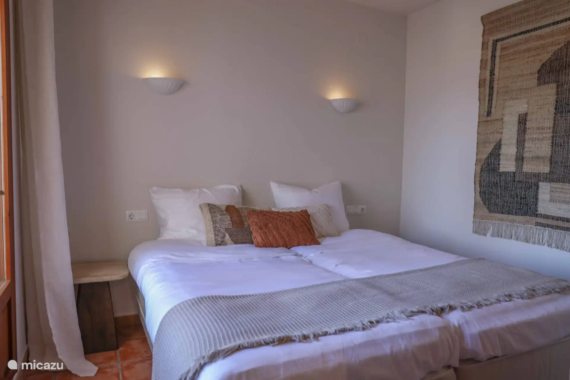 Bedroom with 2 single beds