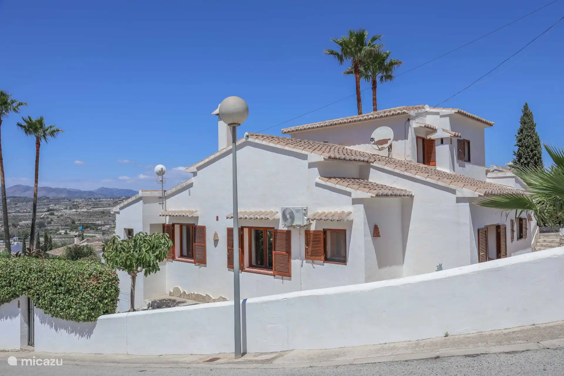 Front view Villa Dadores