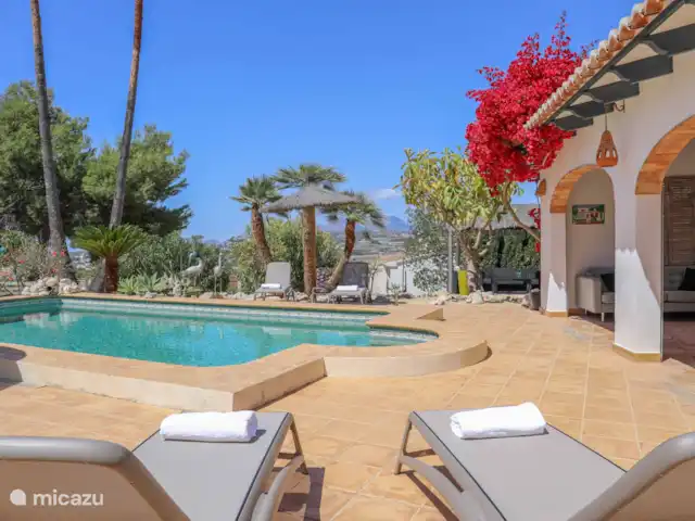 Villa Dadores | Espagne, Costa Blanca, Benitachell - villa Chaises longues au bord de la piscine d’eau salée avec vue tropicale