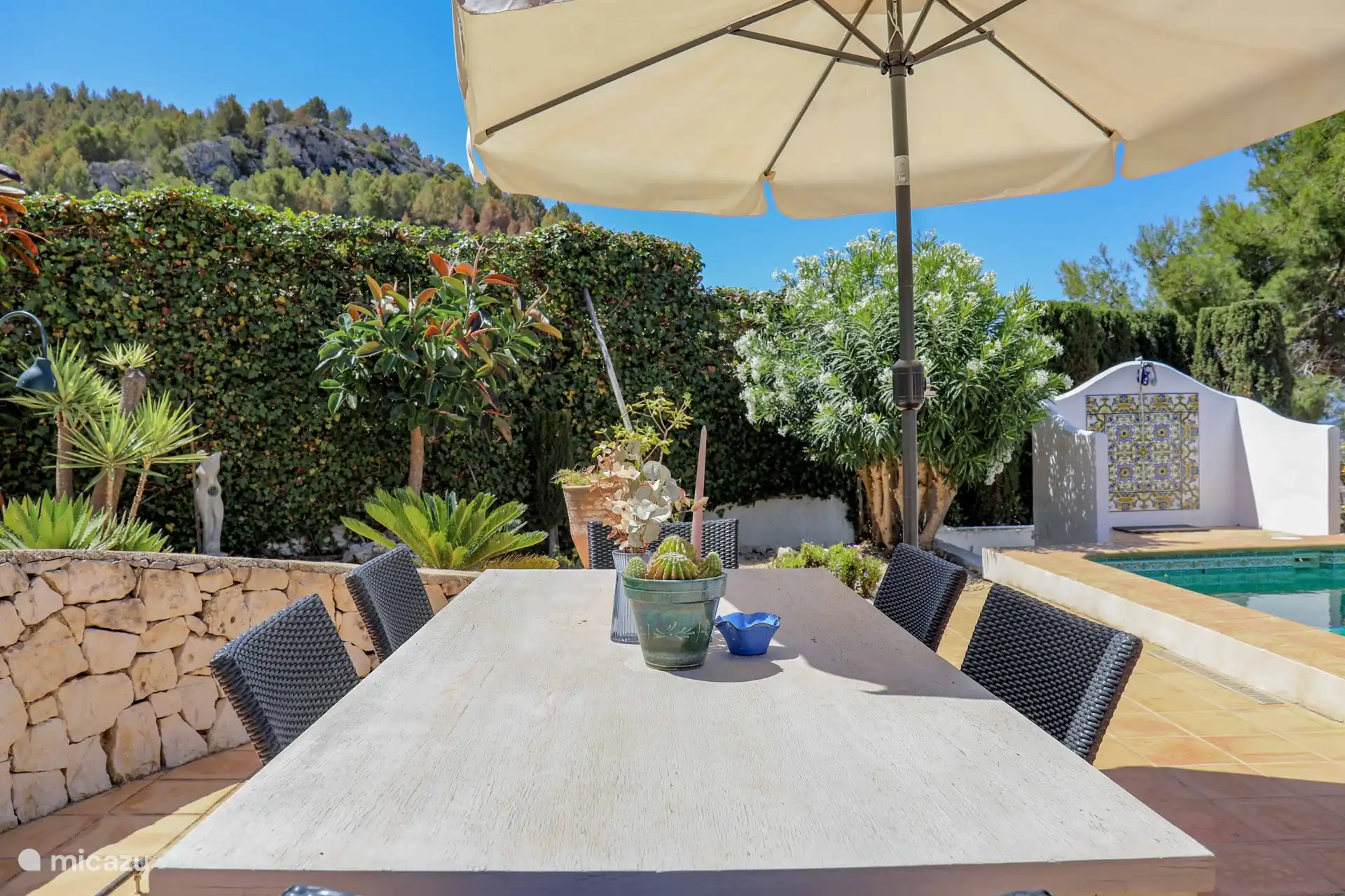 Dining table where you can linger with your family for a long time