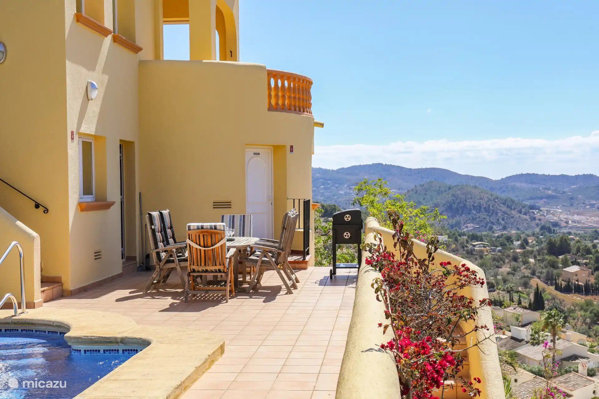 Terrasse mit Sitzgelegenheiten