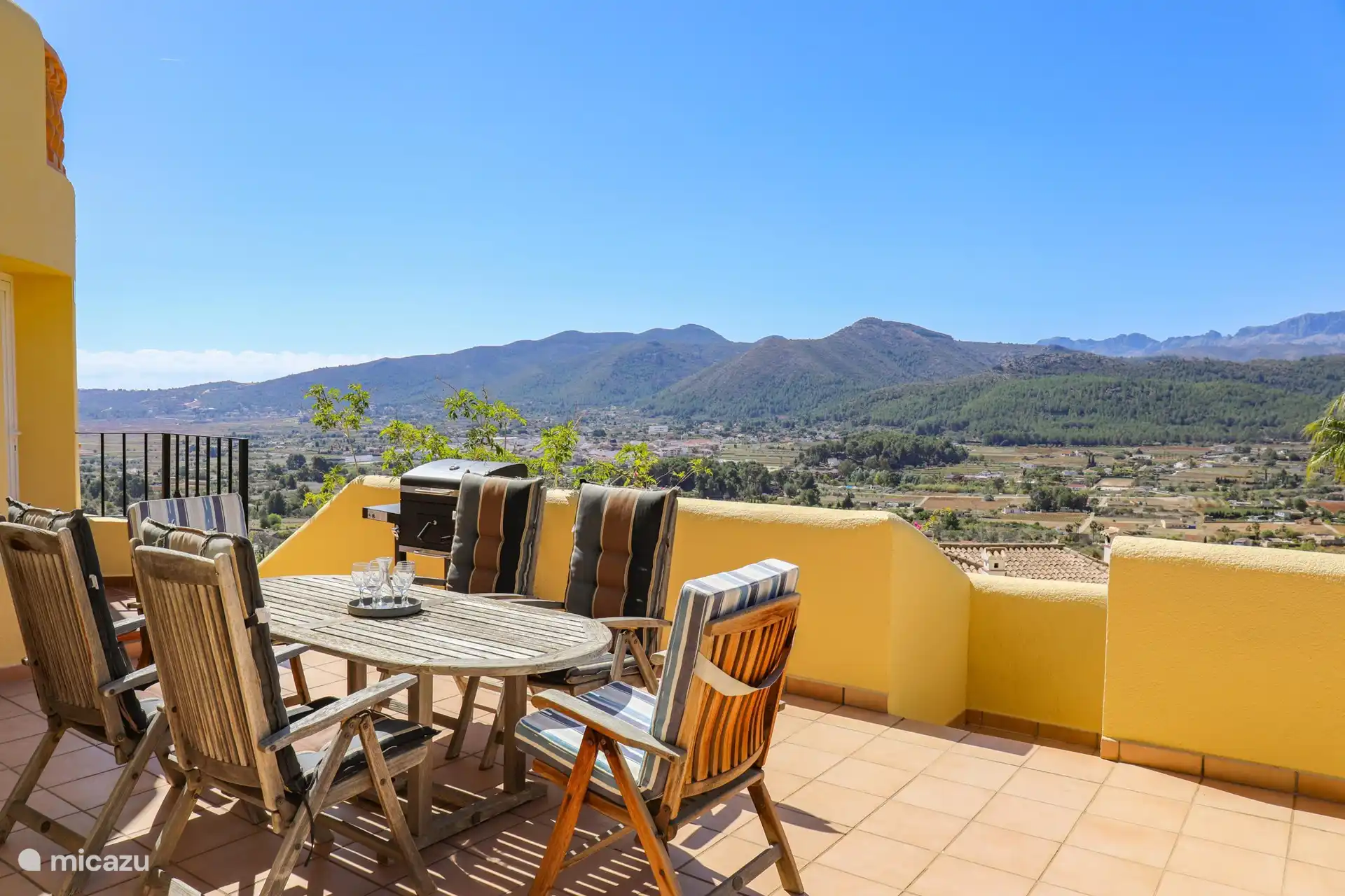 Esstisch mit Blick auf das Tal