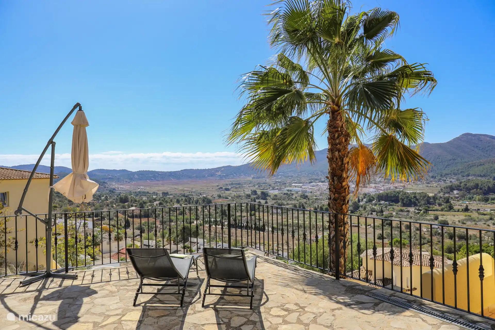 Sonnenliegen mit Blick &#252;ber das sch&#246;ne Tal