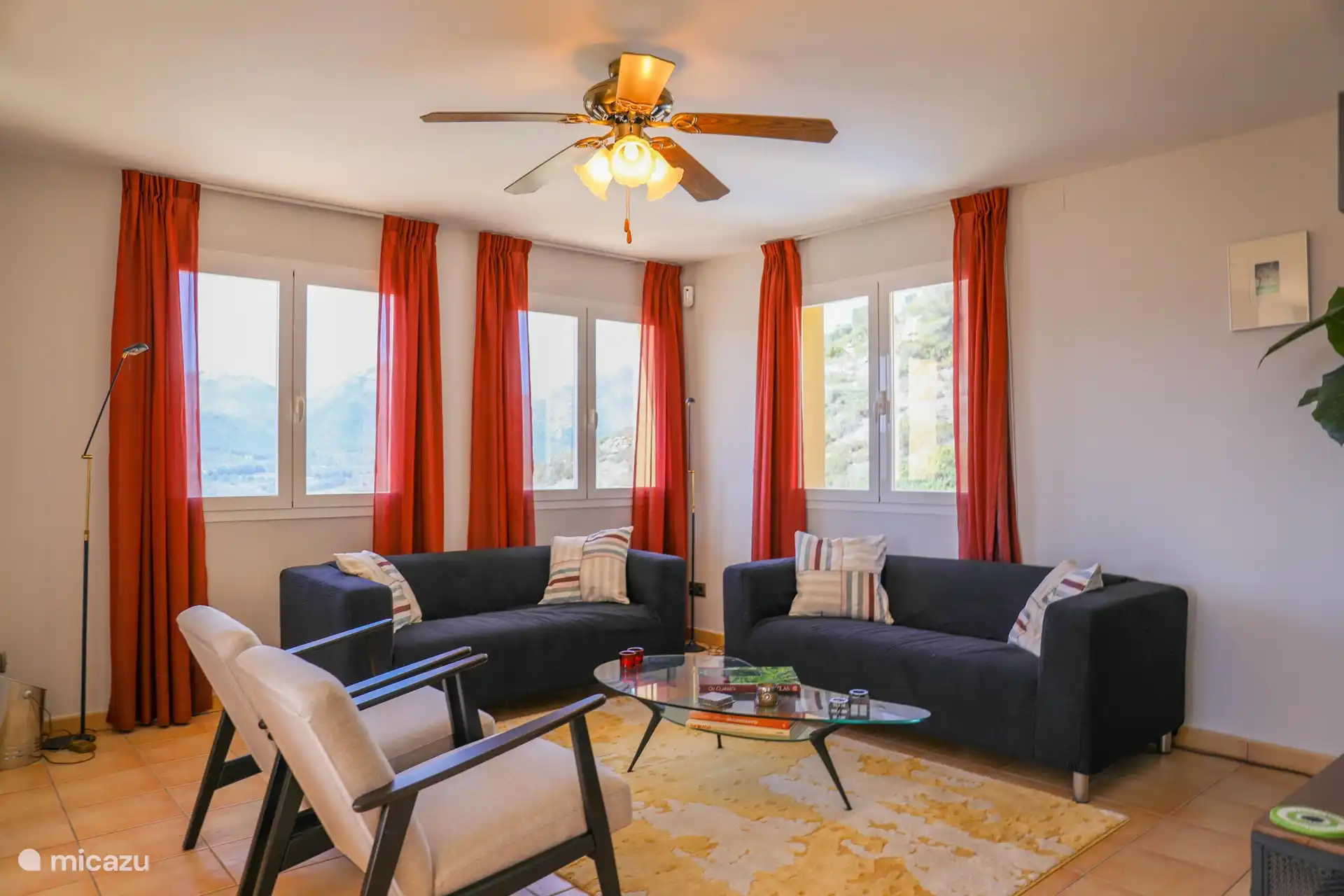 Wohnzimmer mit Sofas